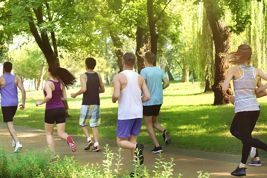 Zdravý životný štýl - skupina bežiacich ľudí