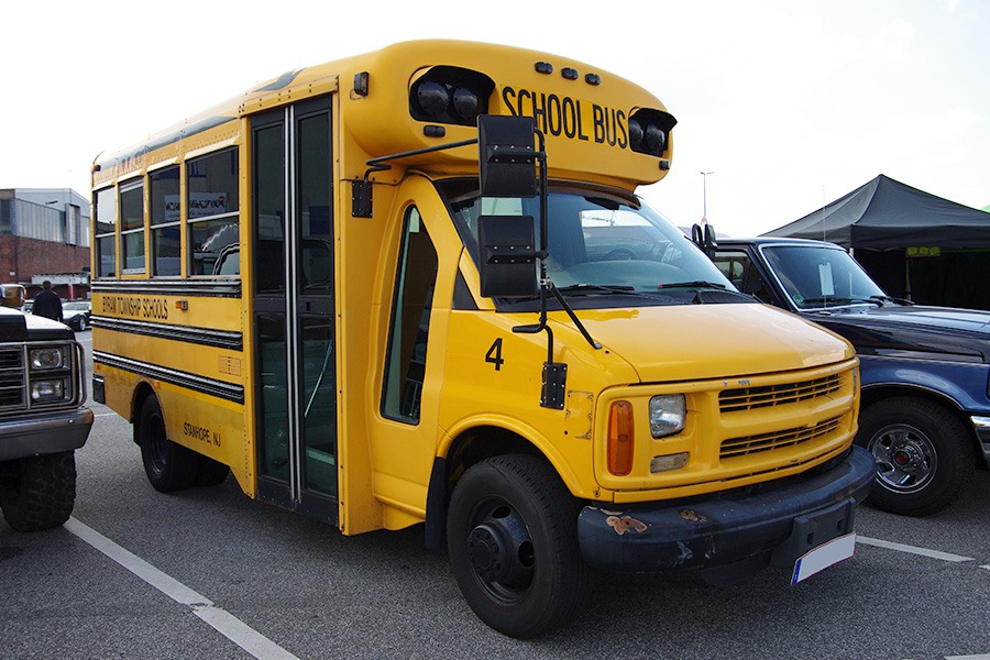 Žltý školský autobus na parkovisku